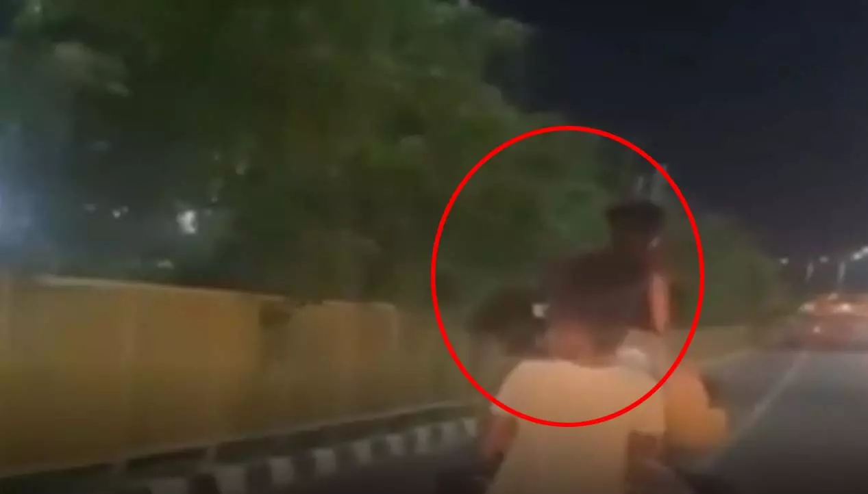 1 बाइक पर सवार दिखे 8 लोग, ट्रैफिक नियमों का उल्लंघन...एक्शन में पुलिस 1 बाइक पर सवार दिखे 8 लोग, ट्रैफिक नियमों का उल्लंघन...एक्शन में पुलिस