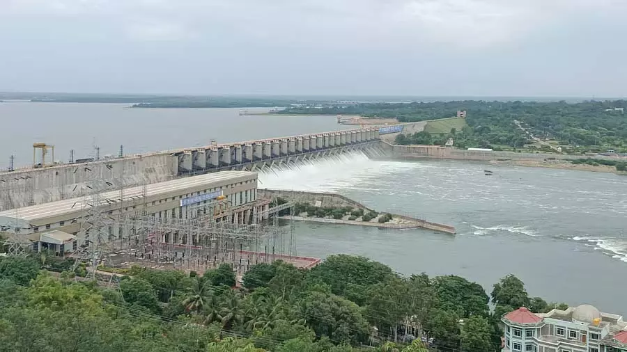 Karnataka के कृष्णा-कावेरी बेसिन के जलाशयों में प्रचुर मात्रा में जल प्रवाह हो रहा Karnataka के कृष्णा-कावेरी बेसिन के जलाशयों में प्रचुर मात्रा में जल प्रवाह हो रहा