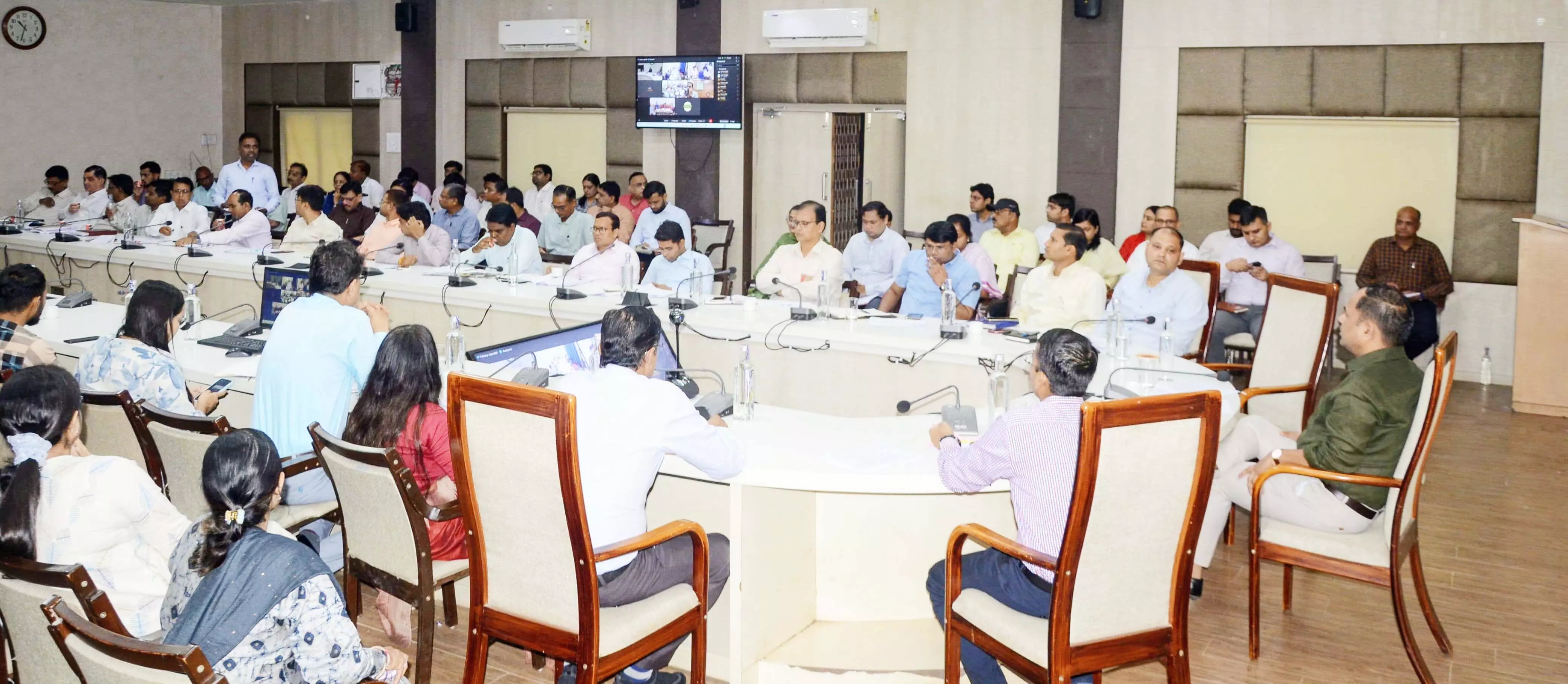 पात्र हितग्राहियों के जल्द बनाए जाएं आयुष्मान कार्ड : रायपुर कलेक्टर पात्र हितग्राहियों के जल्द बनाए जाएं आयुष्मान कार्ड : रायपुर कलेक्टर
