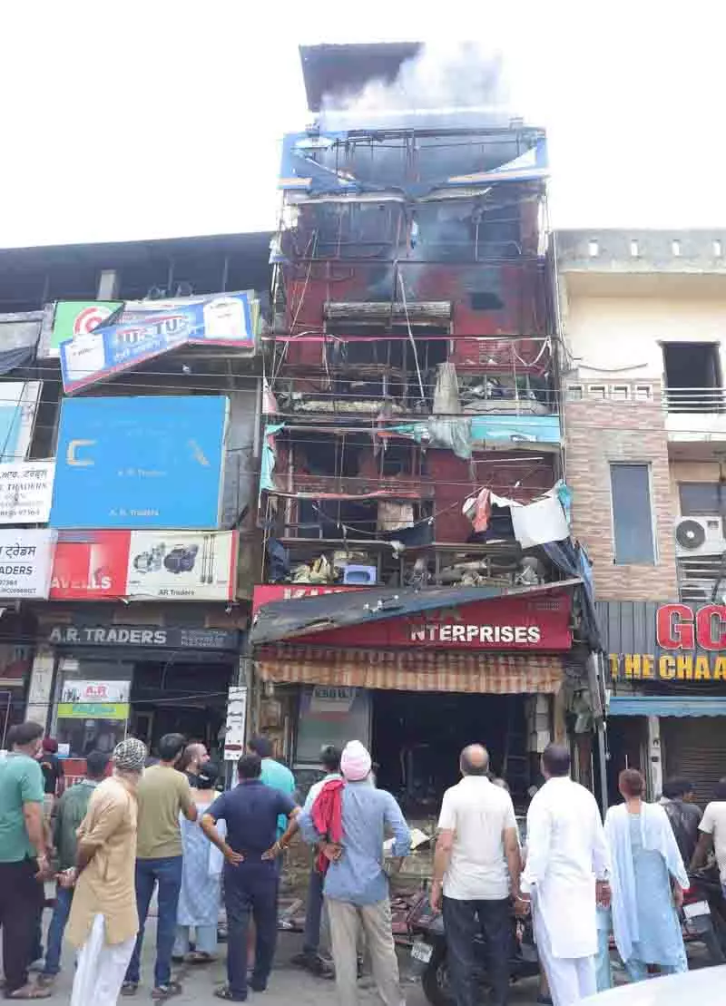 Phagwara Gate में सेनेटरी की दुकान में भीषण आग Phagwara Gate में सेनेटरी की दुकान में भीषण आग