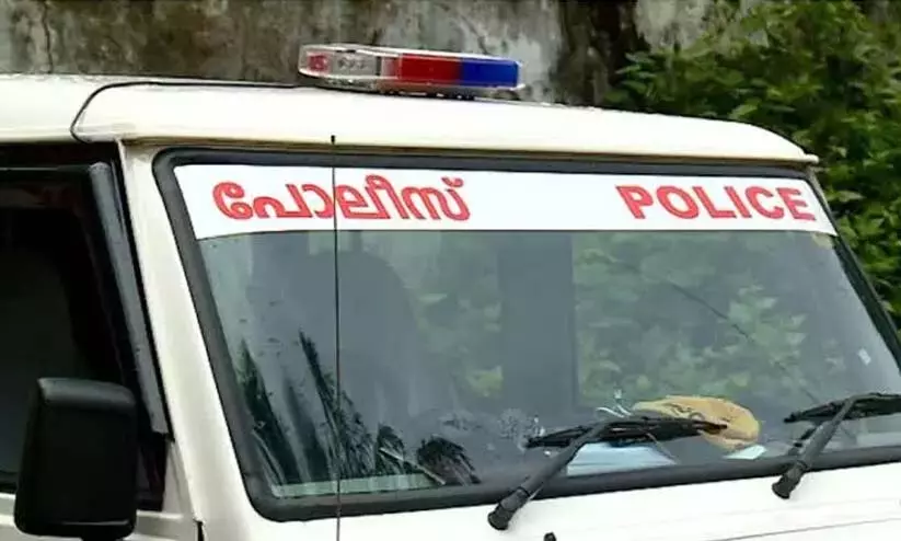 Kerala : बेटी ने चलाई गाड़ी, मां के खिलाफ मामला दर्ज Kerala : बेटी ने चलाई गाड़ी, मां के खिलाफ मामला दर्ज