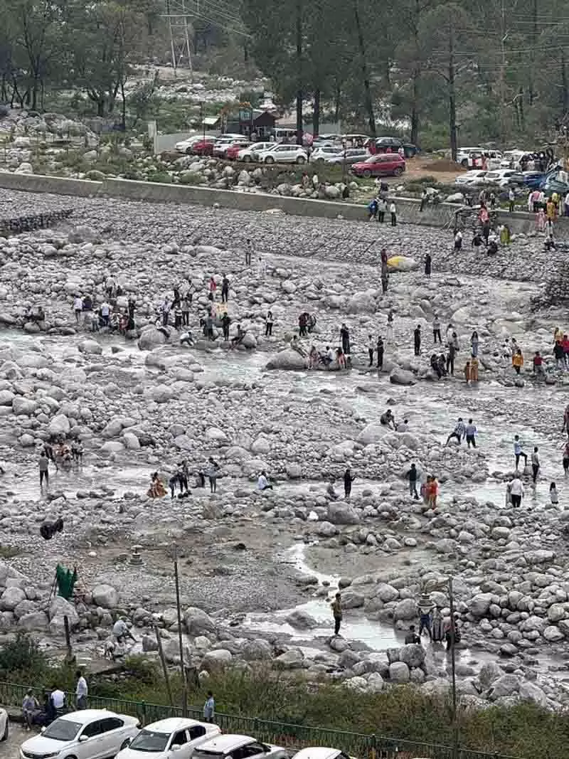 Kangra घाटी में नदियों के पास जाकर जान जोखिम में डाल रहे पर्यटक Kangra घाटी में नदियों के पास जाकर जान जोखिम में डाल रहे पर्यटक