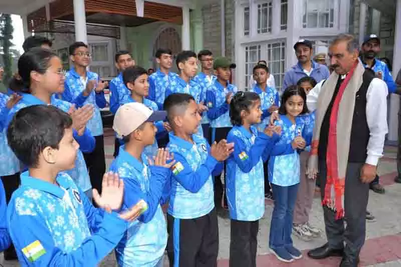 Himachal CM Sukhu ने आइस स्केटिंग टूर्नामेंट के लिए दल को हरी झंडी दिखाई Himachal CM Sukhu ने आइस स्केटिंग टूर्नामेंट के लिए दल को हरी झंडी दिखाई