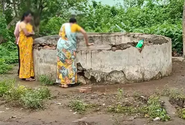 Visakhapatnam: जिले में पारिवारिक विवाद के चलते दो लोगों ने की आत्महत्या Visakhapatnam: जिले में पारिवारिक विवाद के चलते दो लोगों ने की आत्महत्या
