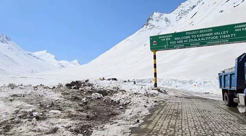 केंद्र ने J&K के लिए 10 हजार करोड़ रुपये की 19 सड़क-सुरंग परियोजनाओं को मंजूरी दी केंद्र ने J&K के लिए 10 हजार करोड़ रुपये की 19 सड़क-सुरंग परियोजनाओं को मंजूरी दी
