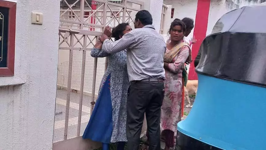 छत्रपति संभाजीनगर में नशे में धुत महिलाओं ने मचाया उत्पात, लोगों पर फेंके पत्थर छत्रपति संभाजीनगर में नशे में धुत महिलाओं ने मचाया उत्पात, लोगों पर फेंके पत्थर