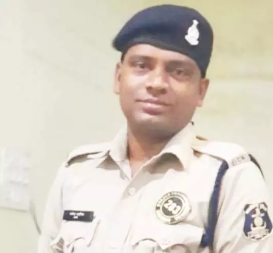 आरक्षक को अज्ञात ट्रक ने रौंदा, स्पॉट में मौत आरक्षक को अज्ञात ट्रक ने रौंदा, स्पॉट में मौत