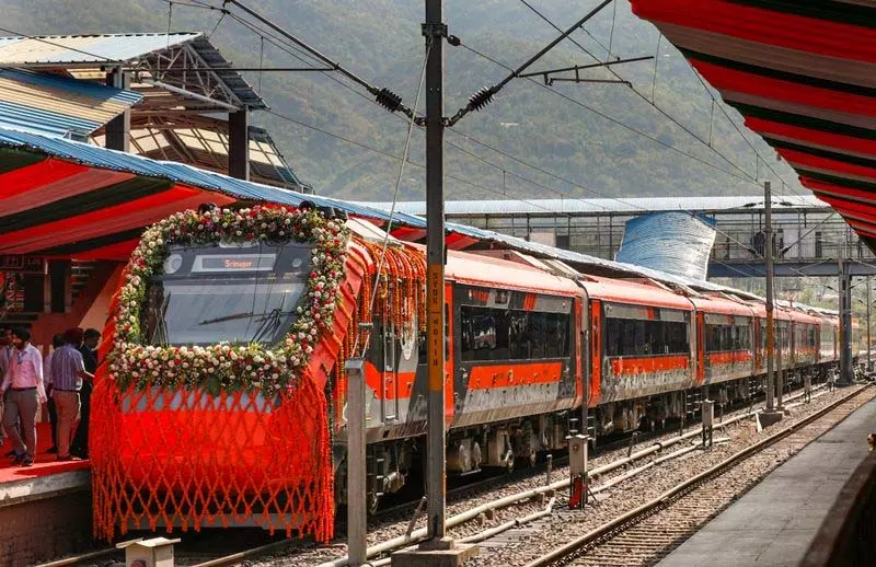 IRCTC कटरा-श्रीनगर वंदे भारत ट्रेन में कश्मीरी व्यंजन परोसेगा IRCTC कटरा-श्रीनगर वंदे भारत ट्रेन में कश्मीरी व्यंजन परोसेगा
