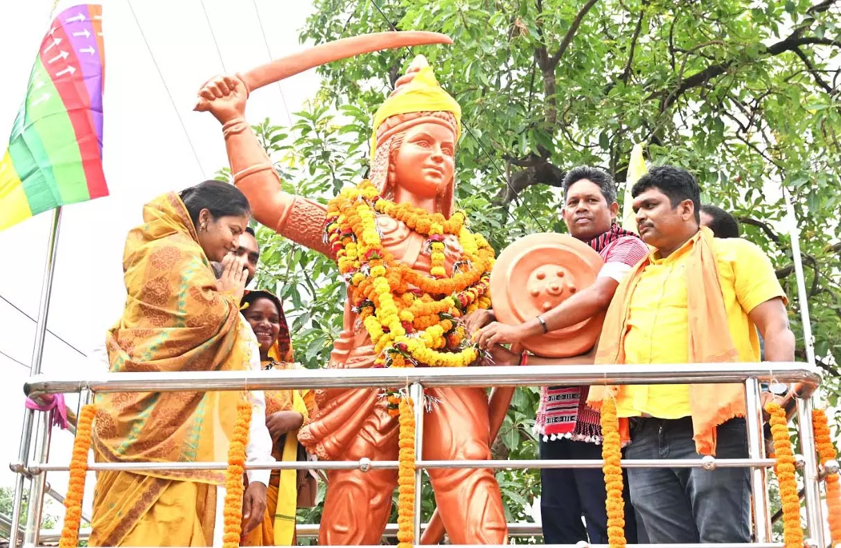 वीरांगना रानी दुर्गावती शहादत दिवस पर मंत्री लक्ष्मी राजवाड़े ने अर्पित की पुष्पांजलि वीरांगना रानी दुर्गावती शहादत दिवस पर मंत्री लक्ष्मी राजवाड़े ने अर्पित की पुष्पांजलि