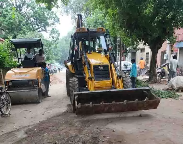लंबे इंतजार के बाद Chandigarh MC ने सड़क मरम्मत का काम शुरू किया लंबे इंतजार के बाद Chandigarh MC ने सड़क मरम्मत का काम शुरू किया