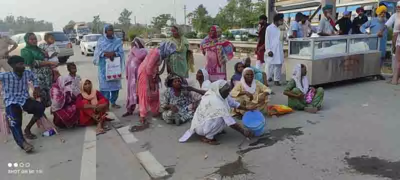 Amritsar: जेल में कैदी की मौत से भड़के लोग, घंटों तक राष्ट्रीय राजमार्ग जाम Amritsar: जेल में कैदी की मौत से भड़के लोग, घंटों तक राष्ट्रीय राजमार्ग जाम