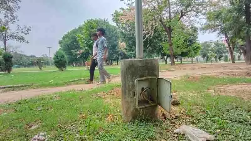 बिजली के झटके से हुई मौतों के बावजूद Chandigarh MC पार्कों में ढीले तारों को ठीक करने में विफल रहा बिजली के झटके से हुई मौतों के बावजूद Chandigarh MC पार्कों में ढीले तारों को ठीक करने में विफल रहा