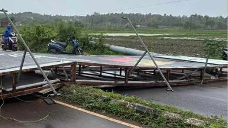 GOA: मापुसा-कालंगुट रोड पर होर्डिंग गिरने से यातायात बाधित GOA: मापुसा-कालंगुट रोड पर होर्डिंग गिरने से यातायात बाधित