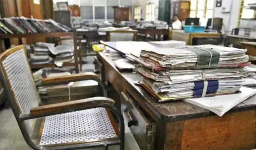सरकारी दफ्तरों में आउटसोर्सिंग कर्मचारियों की स्थिति सरकारी दफ्तरों में आउटसोर्सिंग कर्मचारियों की स्थिति