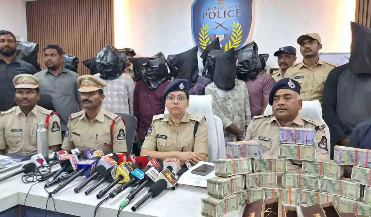 Monda Market पुलिस ने दो आपराधिक गिरोहों को पकड़ा, 43.21 लाख रुपये नकद बरामद Monda Market पुलिस ने दो आपराधिक गिरोहों को पकड़ा, 43.21 लाख रुपये नकद बरामद