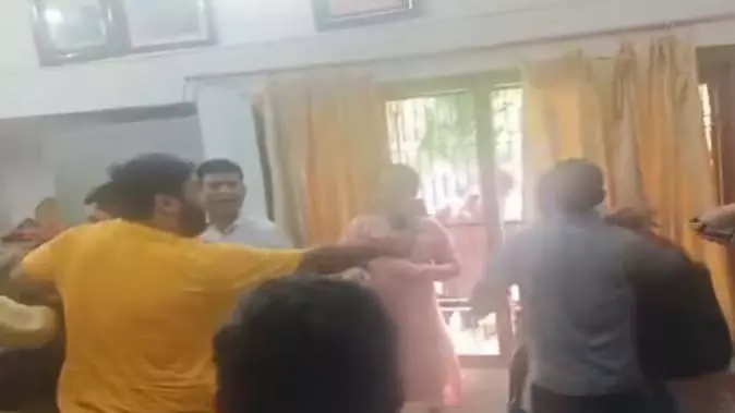 गन्ना समिति में घुसी पत्नी, पति-प्रेमिका को दिया जोरदार तमाचा गन्ना समिति में घुसी पत्नी, पति-प्रेमिका को दिया जोरदार तमाचा
