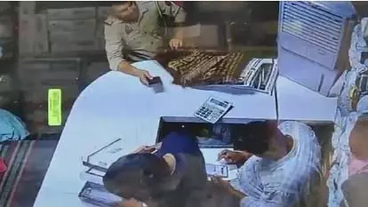 वर्दी पहन शोरूम से कपड़ों के चार बैग उठाने वाला दरोगा गिरफ्तार वर्दी पहन शोरूम से कपड़ों के चार बैग उठाने वाला दरोगा गिरफ्तार