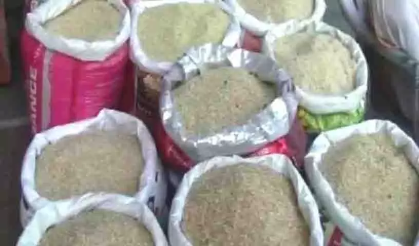 नकली ब्रांडेड चावल बेचने के आरोप में Adilabad के दो व्यापारी गिरफ्तार, 79 क्विंटल चावल जब्त नकली ब्रांडेड चावल बेचने के आरोप में Adilabad के दो व्यापारी गिरफ्तार, 79 क्विंटल चावल जब्त