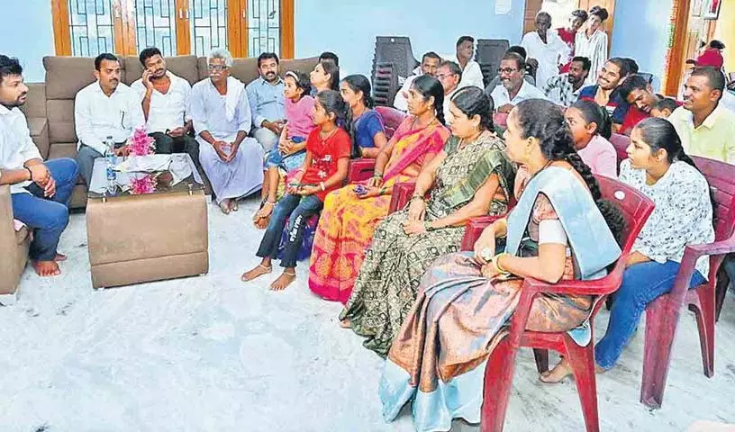 KTR की पहल से तीन और लोग मुक्त हुए KTR की पहल से तीन और लोग मुक्त हुए