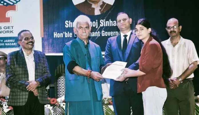 25,000 करोड़ रुपये की निवेश योजनाएं क्रियान्वयन के विभिन्न चरणों में: LG 25,000 करोड़ रुपये की निवेश योजनाएं क्रियान्वयन के विभिन्न चरणों में: LG