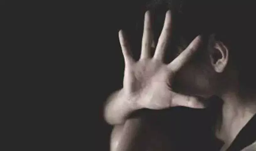 शराब के नशे में बेटी से की अश्लील हरकत..पिता के खिलाफ POCSO का मामला दर्ज शराब के नशे में बेटी से की अश्लील हरकत..पिता के खिलाफ POCSO का मामला दर्ज