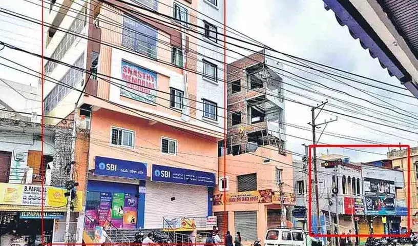 बार के बगल में स्कूल बार के बगल में स्कूल