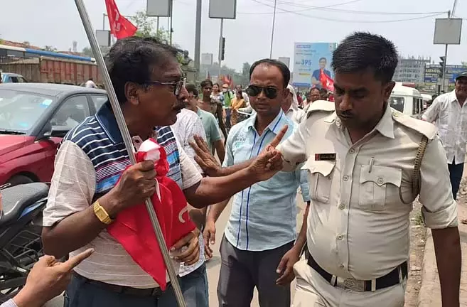 तमन्ना की मौत पर दुर्गापुर में सीपीएम-पुलिस के बीच झड़प तमन्ना की मौत पर दुर्गापुर में सीपीएम-पुलिस के बीच झड़प