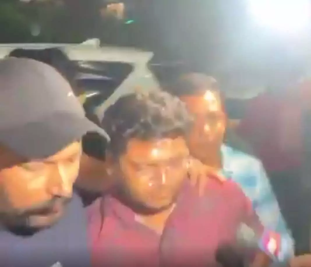 किशोर पैकरा हत्याकांड: आरोपी वकील दंपत्ति को रायपुर क्राइम ब्रांच लाया गया किशोर पैकरा हत्याकांड: आरोपी वकील दंपत्ति को रायपुर क्राइम ब्रांच लाया गया