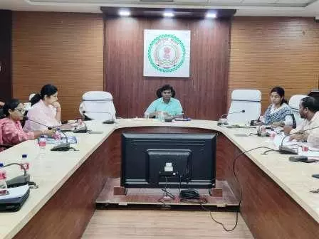 कलेक्टर ने विस्तृत समीक्षा कर राजस्व अधिकारियों को दिए आवश्यक दिशा निर्देश कलेक्टर ने विस्तृत समीक्षा कर राजस्व अधिकारियों को दिए आवश्यक दिशा निर्देश