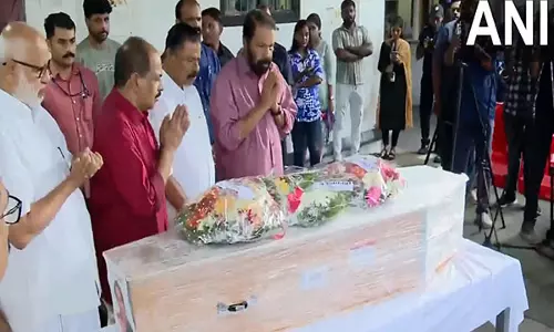 AI 171 accident: केरल के मंत्री वी शिवनकुट्टी और मंत्रियों ने पीड़िता को श्रद्धांजलि दी AI 171 accident: केरल के मंत्री वी शिवनकुट्टी और मंत्रियों ने पीड़िता को श्रद्धांजलि दी