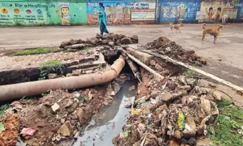 Bhubaneswar : नालियों के अंदर पानी की पाइपलाइनों में प्रदूषण की चिंता