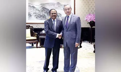 NSA डोभाल और वांग यी ने भारत-चीन संबंधों की समीक्षा की NSA डोभाल और वांग यी ने भारत-चीन संबंधों की समीक्षा की