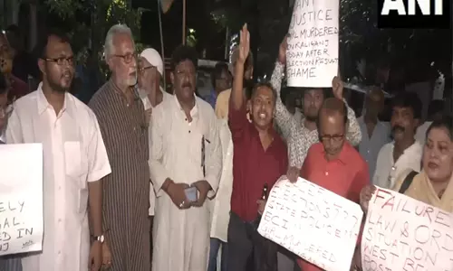 विस्फोट में 13 वर्षीय लड़की की मौत पर कांग्रेस ने Kolkata में विरोध प्रदर्शन किया विस्फोट में 13 वर्षीय लड़की की मौत पर कांग्रेस ने Kolkata में विरोध प्रदर्शन किया