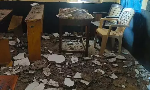 Gadag : सरकारी स्कूल की छत गिरी, तीन घायल Gadag : सरकारी स्कूल की छत गिरी, तीन घायल