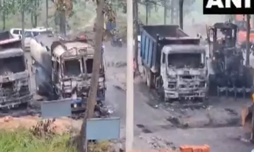 Jharkhand: हमलावरों ने हजारीबाग में सड़क निर्माण स्थल पर हमला किया, 7 वाहनों को आग के हवाले किया Jharkhand: हमलावरों ने हजारीबाग में सड़क निर्माण स्थल पर हमला किया, 7 वाहनों को आग के हवाले किया
