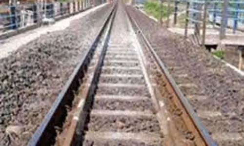 Yamuananagar : रेलवे ट्रैक पर गिरा डेढ़ साल का बच्चा, हालत गंभीर