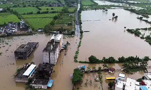 लगातार बारिश के बाद Surat के कई इलाकों में बाढ़, किसी की जान नहीं गई
