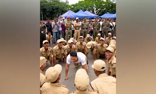 Varun Dhawan ने सेना के कैडेट्स के साथ नकल पुश-अप चैलेंज किया Varun Dhawan ने सेना के कैडेट्स के साथ नकल पुश-अप चैलेंज किया