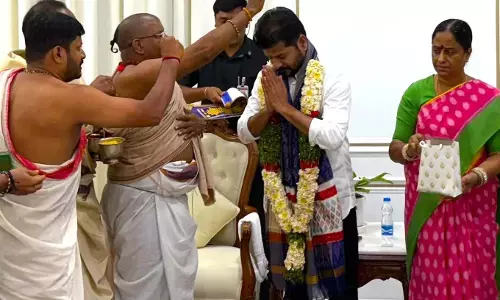 पुजारियों ने Revanth Reddy को उज्जयिनी महानकाली मंदिर में बोनालु उत्सव के लिए आमंत्रित किया