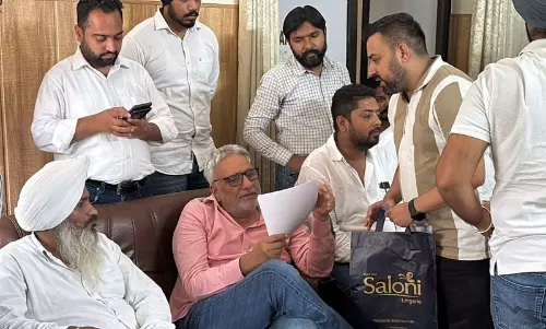 Congress विधायकों ने बिजली दरें बढ़ाने को लेकर हरियाणा सरकार की आलोचना की Congress विधायकों ने बिजली दरें बढ़ाने को लेकर हरियाणा सरकार की आलोचना की