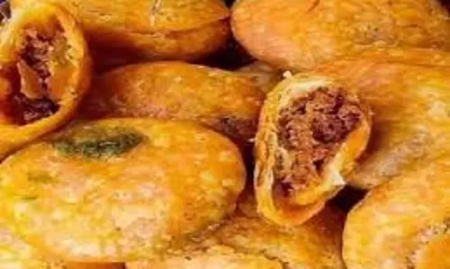 Moong Dal Kachori Recipe: बारिश हो या पार्टी, इस झटपट रेसिपी से बनाएं सबकी पसंदीदा मूंग दाल कचौरी