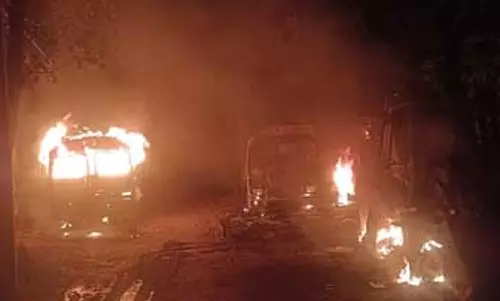 सड़क निर्माण साइट पर हमला, चार भारी वाहनों सहित कई मशीनों में लगाई आग सड़क निर्माण साइट पर हमला, चार भारी वाहनों सहित कई मशीनों में लगाई आग