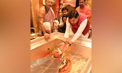 मुख्यमंत्री यादव ने Varanasi में काशी विश्वनाथ मंदिर और काल भैरव मंदिर में पूजा-अर्चना की मुख्यमंत्री यादव ने Varanasi में काशी विश्वनाथ मंदिर और काल भैरव मंदिर में पूजा-अर्चना की