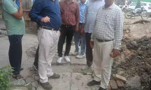 नगर निगम आयुक्त ने बारिश से पहले थानेसर में नालों का निरीक्षण किया