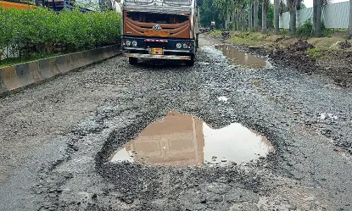 मानसून के आते ही नासिक की सड़कें उखड़ गईं; यात्रियों और ऑटो चालकों ने जताई चिंता मानसून के आते ही नासिक की सड़कें उखड़ गईं; यात्रियों और ऑटो चालकों ने जताई चिंता