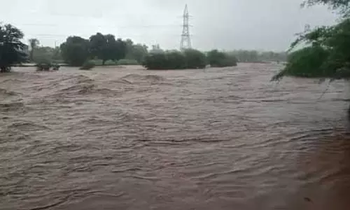 मुंबई से सूरत तक बारिश का कहर: सड़कों पर जलभराव, रायगढ़ में खतरे के निशान को पार हुई कुंडलिका नदी