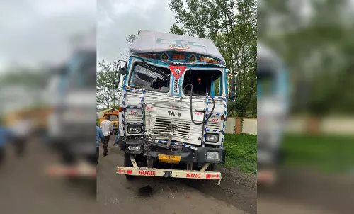 दो ट्रकों की जोरदार भिड़ंत, केबिन में दबने से चालक की मौत, एक घायल