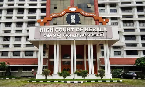 Kerala HC के न्यायाधीशों के लिए 32 नई इनोवा हाईक्रॉस कारों के लिए सरकार ने 9 करोड़ मंजूर किए Kerala HC के न्यायाधीशों के लिए 32 नई इनोवा हाईक्रॉस कारों के लिए सरकार ने 9 करोड़ मंजूर किए