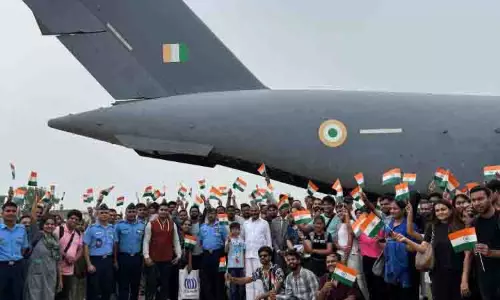 केंद्रीय मंत्री L Murugan ने ऑपरेशन सिंधु के तहत इजरायल से निकाले गए भारतीयों का स्वागत किया केंद्रीय मंत्री L Murugan ने ऑपरेशन सिंधु के तहत इजरायल से निकाले गए भारतीयों का स्वागत किया