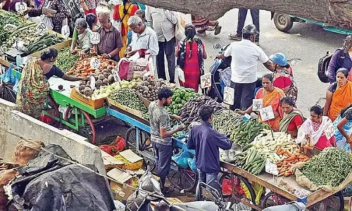 स्ट्रीट वेंडर्स ने DKSH के खिलाफ प्रदर्शन किया, जिससे निर्धारित क्षेत्रों में व्यापार की अनुमति मिल गई